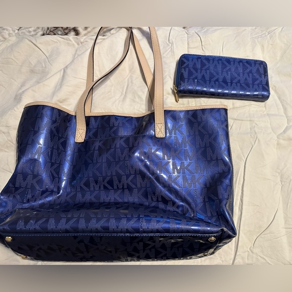 Michael Kors metallic blue bag with matching wallet - Picture 3 of 11
